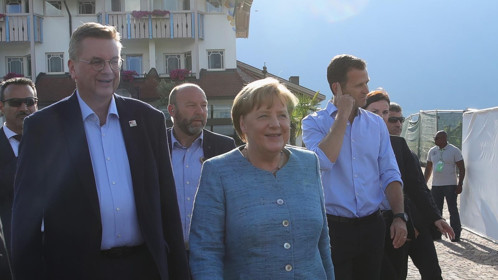 
                <strong>10. Juni: Angela Merkel meldet sich zu Wort</strong><br>
                Bundeskanzlerin nimmt Mesut Özil und Ilkay Gündogan in Schutz. "Ich glaube, die beiden Spieler haben nicht bedacht, was das Foto auslöst mit dem Präsidenten Erdogan", sagt Merkel in der ARD-Talkshow "Anne Will". Beide Spieler seien Teil der Nationalmannschaft, "und deshalb würde ich mich freuen, wenn mancher Fan auch klatschen könnte". Gündogans Aussage, er spiele weiterhin gerne für Deutschland, habe Merkel als sehr berührend empfunden.
              