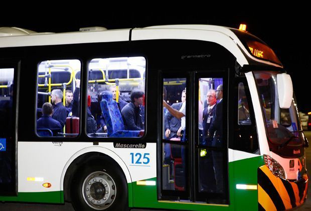
                <strong>"Fanhansa"-Flug landet in Brasilien</strong><br>
                Per Bus zum nächsten Flieger. Nächstes Reiseziel: Porto Seguro. Von dort nimmt das DFB-Team die letzte rund 30 Kilometer lange Strecke ins Quartier "Campo Bahia" in Santo André mit dem Bus in Angriff.
              