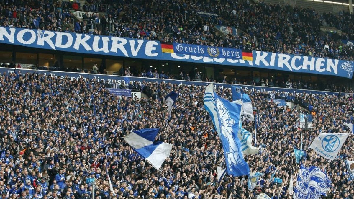 Schalker Fans attackieren die Vereinsführung