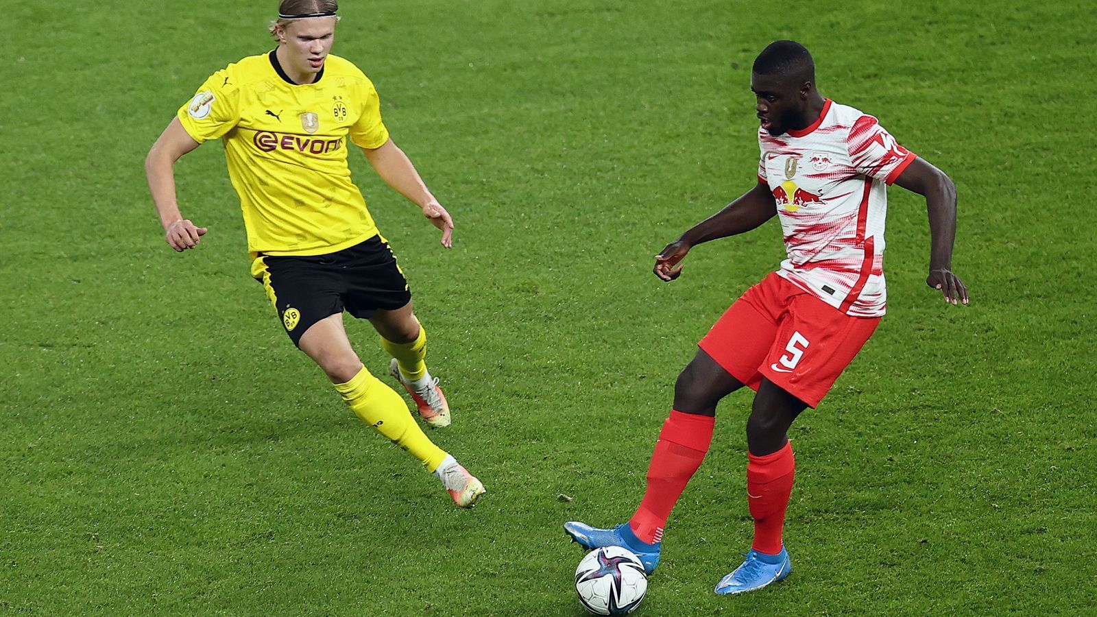 
                <strong>Dayot Upamecano</strong><br>
                Sein letztes großes Spiel bei den Roten Bullen. Im Sommer wechselt der junge Franzose zu den Bayern. Bekommt beim 0:2 von Haaland die Grenzen aufgezeigt und sieht im entscheidenden Zweikampf nicht gut aus. Gewinnt kurz vor der Halbzeit das zweite sehr wichtige Duell gegen Haaland und klärt zur Ecke. Den dritten wichtigen Zweikampf gegen den Norweger verliert er wieder – Haaland spielt den entscheidenden Pass vor dem 0:3. Im Nachhinein bekommt Upamecano auch noch Gelb. In der zweiten Halbzeit da, wenn er gebraucht ist, was nicht allzu oft der Fall ist. ran-Note: 4
              