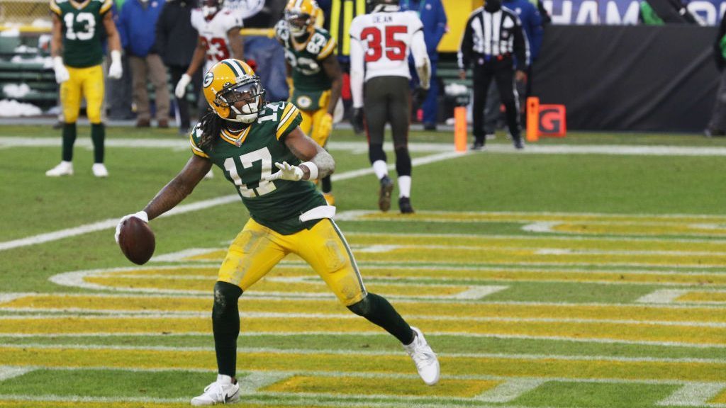 
                <strong>Gewinner: Davante Adams (Green Bay Packers)</strong><br>
                Dass den Green Bay Packers 13 Siege in der NFL-Saison gelangen und Aaron Rodgers die Auszeichnung des Most Valuable Player holte, lag auch an Davante Adams. Der Wide Receiver spielte die beste Saison seiner Karriere und die beste eines Receivers in der Saison 2020. 115 Catches, 1.374 Receiving Yards und satte 18 Touchdowns legte Adams auf und bewies, dass er für die meisten Cornerbacks nicht zu covern war.
              