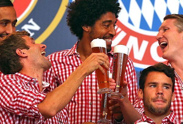 
                <strong>FC Bayern beim Paulaner-Shooting</strong><br>
                Gute Stimmung bei den Weltmeistern: Bastian Schweinsteiger und Thomas Müller stoßen gemeinsam an. Mehdi Benatia (l.) zeigt sich amüsiert von der lockeren Atmosphäre beim Rekordmeister.
              
