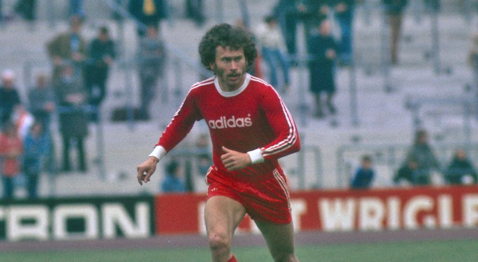 
                <strong>Linke Verteidigung: Paul Breitner</strong><br>
                Zwischen 1970 und 1974 sowie 1978 und 1983 kam Paul Breitner auf insgesamt 255 Bundesliga-Spiele für den deutschen Rekordmeister. Der Querdenker und Revoluzzer nahm nie ein Blatt vor den Mund und kritisierte Entscheidungen des Vereins teilweise öffentlich. Als der konservative FCB-Präsident Wilhelm Neudecker Breitner 1973 loswerden wollte, wehrte sich die Mannschaft vehement dagegen. Breitner durfte ein weiteres Jahr bleiben und gewann mit den Roten durch ein 4:0 gegen Atletico Madrid den Europapokal. 1979 wurde er von Trainer Pal Csernai sogar zum Kapitän befördert. Im Jahr 2004 wählte ihn Pele unter die 125 besten noch lebenden Fußballer. Bis vor kurzem war Breitner Markenbotschafter der Münchener. 
              