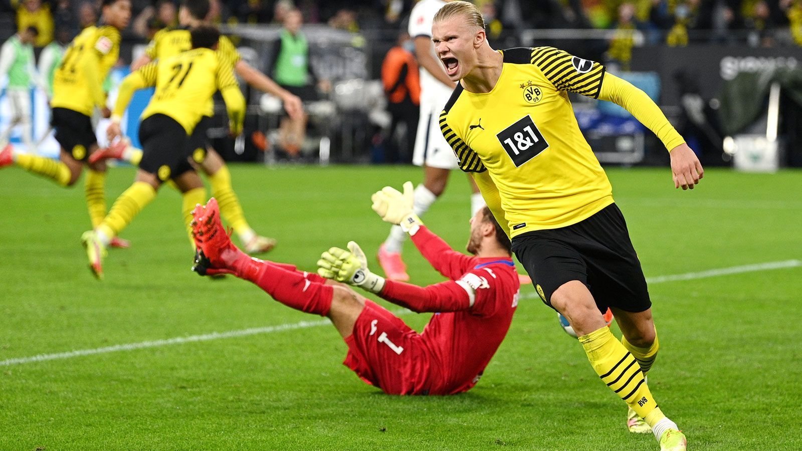 
                <strong>Das Torjägerduell bei Borussia Dortmund gegen TSG Hoffenheim</strong><br>
                Jubeln darf er trotzdem, weil nach 49 Minuten Giovanni Reyna das 1:0 für Dortmund erzielt.
              