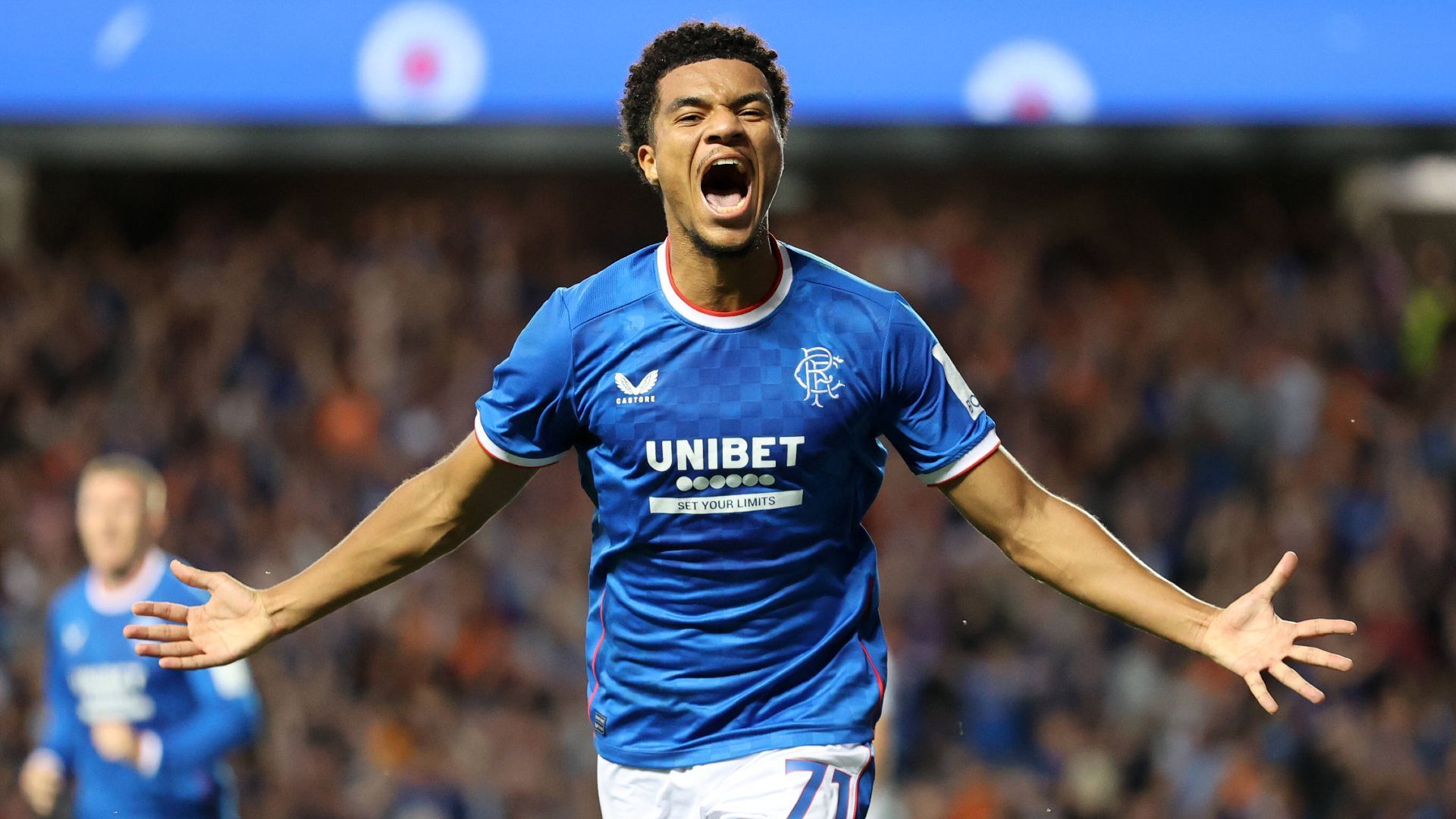 
                <strong>Malik Tillman (Glasgow Rangers)</strong><br>
                Ob Malik Tillman irgendwann noch einmal nach München zurückkehrt, ist ungewiss. Nachdem er bei den Bayern unter Julian Nagelsmann nicht über Kurzeinsätze hinauskam, wurde der junge Deutsch-Amerikaner im Sommer an die Glasgow Rangers verliehen. Beim schottischen Rekordmeister schlug der 20-Jährige sofort ein und war maßgeblich daran beteiligt, dass sein neues Team über die Qualifikation die Gruppenphase der Champions League erreichte. Seitdem wird er in der schottischen Presse schon als neuer Hero gefeiert. Wenn es für ihn so erfolgreich weitergeht, könnte er länger bei den Rangers bleiben als bis zum Saisonende. So lange läuft erst einmal der Leihvertrag. Danach hätten die Rangers eine exklusive Kaufoption, die Münchner besitzen eine Rückkaufoption für den Fall eines permanenten Wechsel zu den Schotten.
              