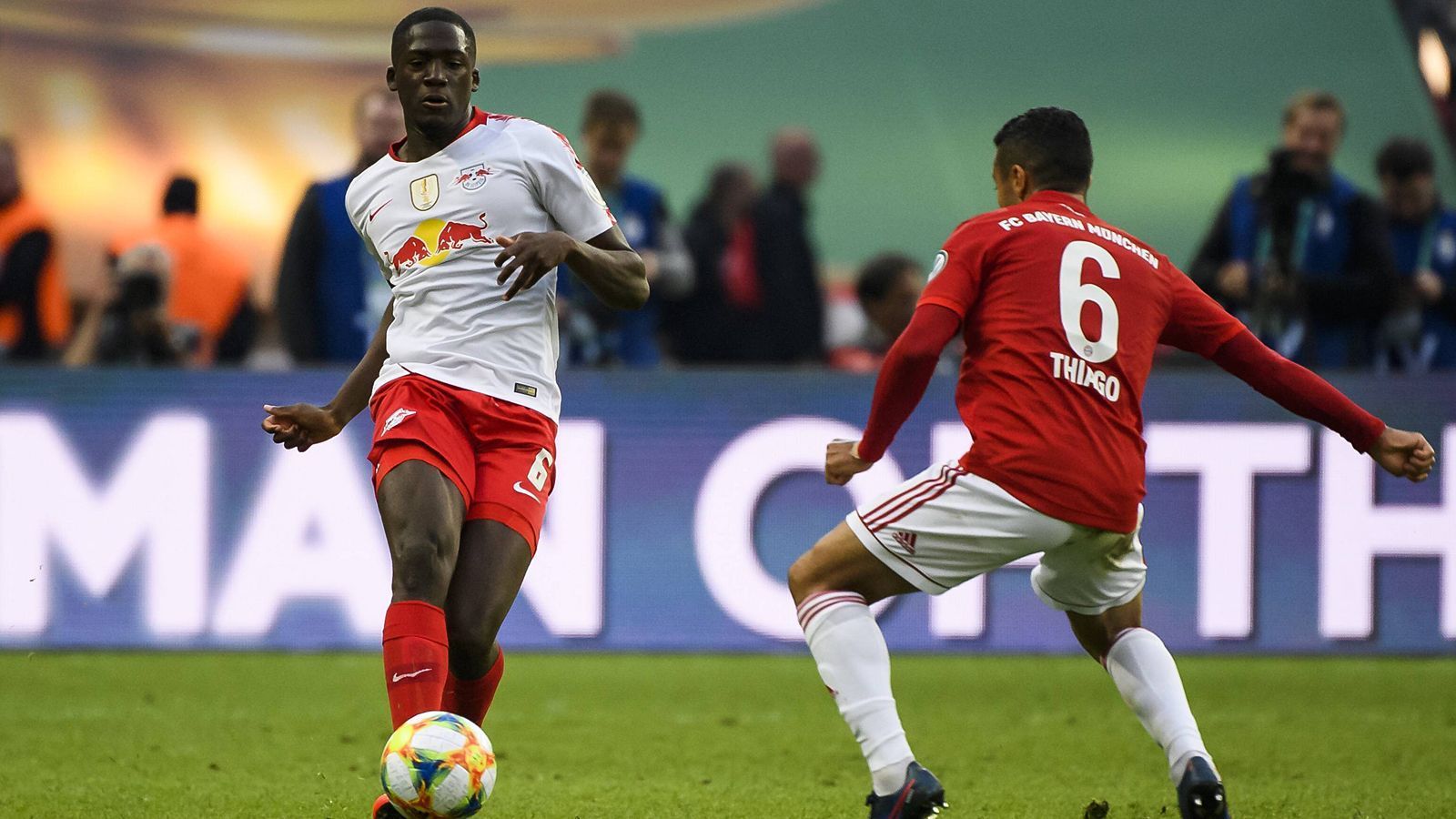 
                <strong>Ibrahima Konate (RB Leipzig)</strong><br>
                An seinem 20. Geburtstag wirft sich der Franzose wagemutig in die Duelle und muss einiges einstecken. Bei Comans zu Unrecht zurückgepfiffener Großchance rettet er in höchster Not und verhindert das sichere 0:2 - der VAR hätte den Treffer schließlich im Erfolgsfall doch noch stattgegeben. Ihm unterlaufen zwar auch Leichtsinnsfehler, aber sein Pass in Forsbergs Lauf ist Zucker. In der Schlussphase räumt er seinen Posten für Haidara. ran-Note: 2
              