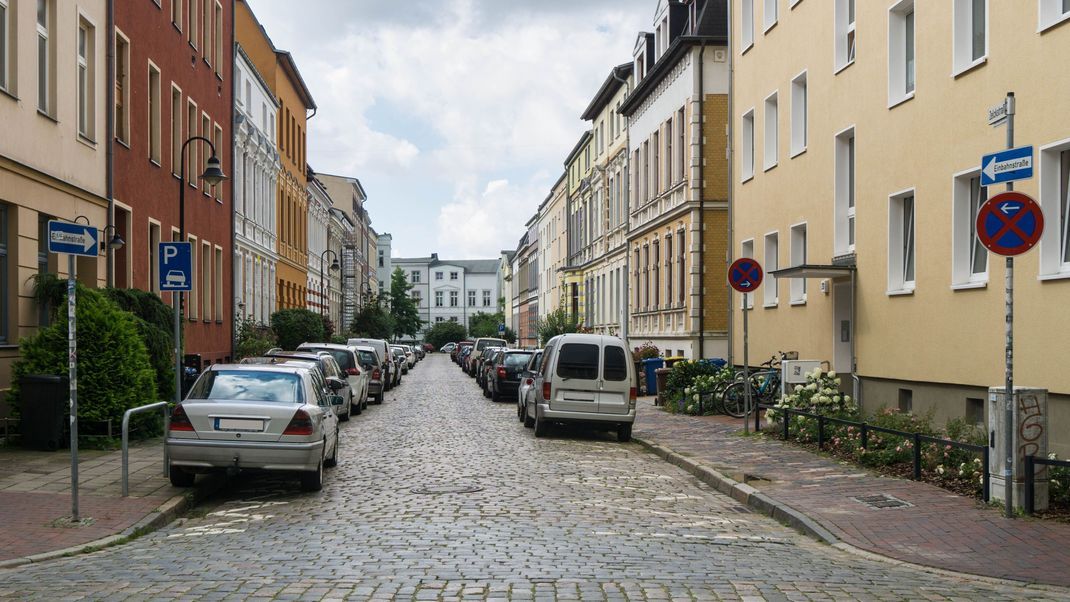 Ein 54-jähriger Autofahrer fuhr betrunken durch eine Einbahnstraße in Wiesbaden und rammte zwölf geparkte Fahrzeuge und einen Rollerfahrer. (Symbolbild)