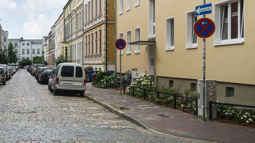 Straßenbild mit parkenden Autos in einer Einbahnstraße