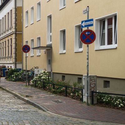 Straßenbild mit parkenden Autos in einer Einbahnstraße