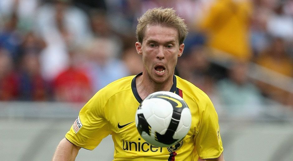 
                <strong>Aleksandr Hleb (FC Barcelona)</strong><br>
                Auch vor seiner zweiten Saison bei Barca sortiert Guardiola wieder gnadenlos aus. Es erwischt unter anderem Aleksandr Hleb, der erst in der Saison zurvor für 17 Millionen von Arsenal nach Spanien wechselte. Für nur zwei Millionen Euro wird der Weißrusse an Stuttgart verliehen. Später beschwert sich der Mittelfeldspieler bei "Eurosport", Guardiola habe sich nur mit spanischen Spielern umgeben und ausländische Spieler isoliert. "Das war eine harte Situation, die mir persönlich sehr unangenehm war", so Helb. 
              