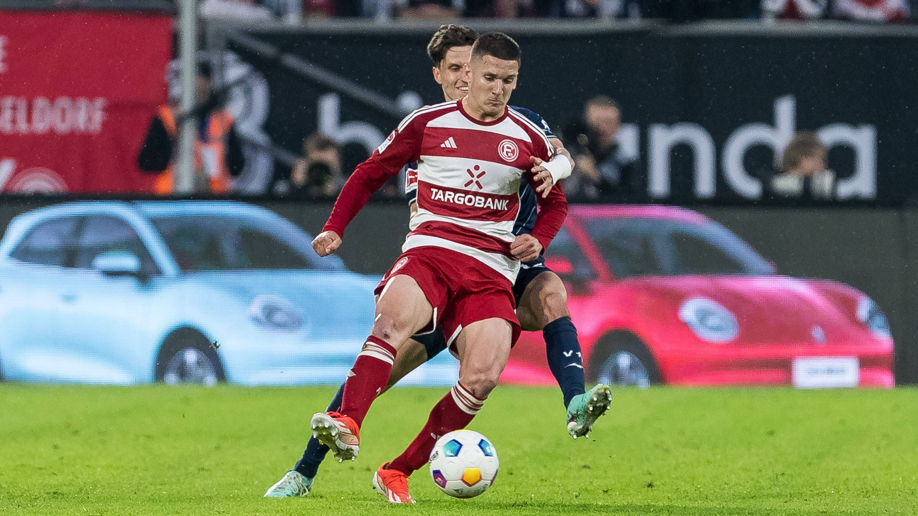 <strong>Christos Tzolis (Fortuna Düsseldorf)</strong><br>... ein Verbleib ist trotzdem nicht sicher. Wie die Fortuna in Person von Klaus Allofs (Vorstand Sport &amp; Kommunikation) offenbarte, hat der 22-Jährige eine Ausstiegsklausel in seinem Vertrag. "Unter bestimmten Bedingungen" sei ein Vereinswechsel in der anstehenden Transferperiode möglich. Mit 22 Treffern wurde Tzolis in der Zweitliga-Saison 23/24 Torschützenkönig.