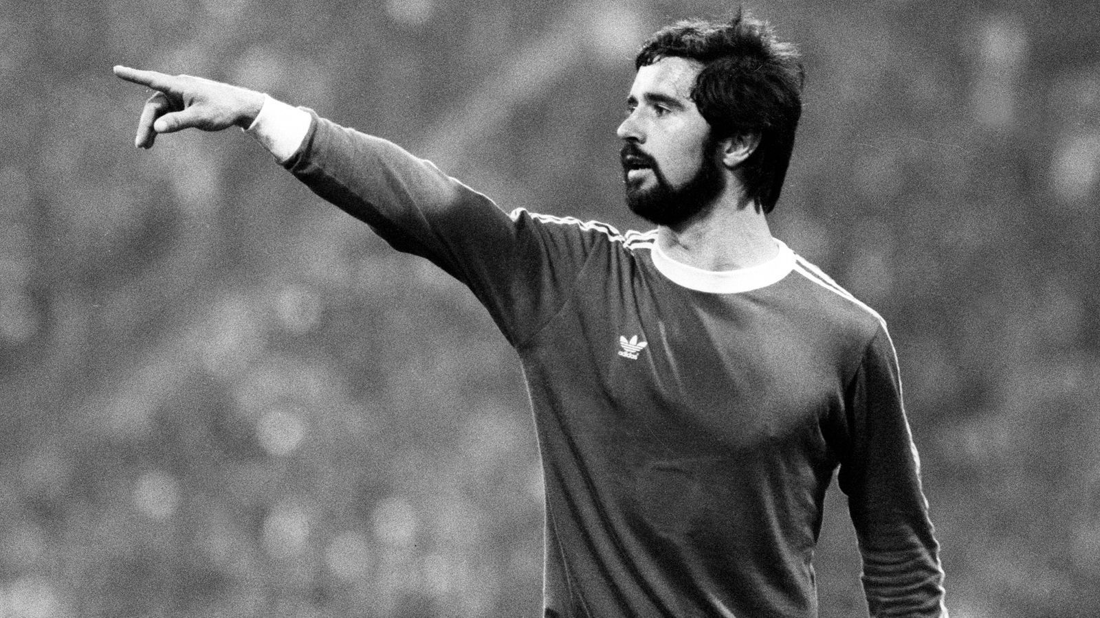 
                <strong>Gerd Müller</strong><br>
                Kein Stürmer war in der deutschen Fußballgeschichte erfolgreicher als Gerd Müller: 365 Tore in 427 Bundesligaspielen sind unerreicht. Sieben Mal wurde er Torschützenkönig der Liga – ebenfalls Rekord. Auch 40 Saisontore sind bislang unerreicht. Seinen Titel als deutscher Nationalmannschafts-Rekordtorschütze (68 Tore) wurde erst nach 42 Jahren von Miroslav Klose geknackt.
              