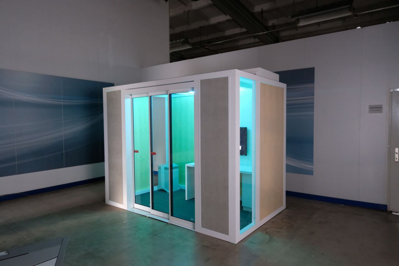 Ein sächsisches Unternehmen hat diesen Raum entwickelt, der sich automatisch mit UV-Licht selbst reinigt.