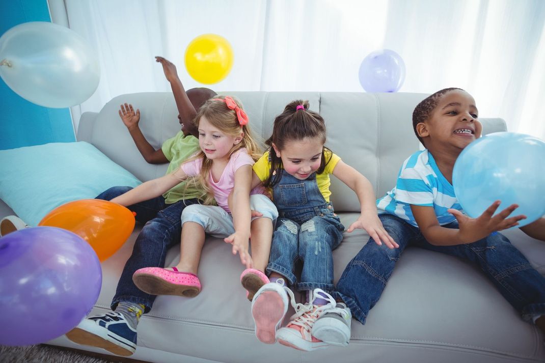 Originelle Ideen für Faschingsspiele? Mit Luftballons können Sie die Kleinen eine Weile beschäftigen.