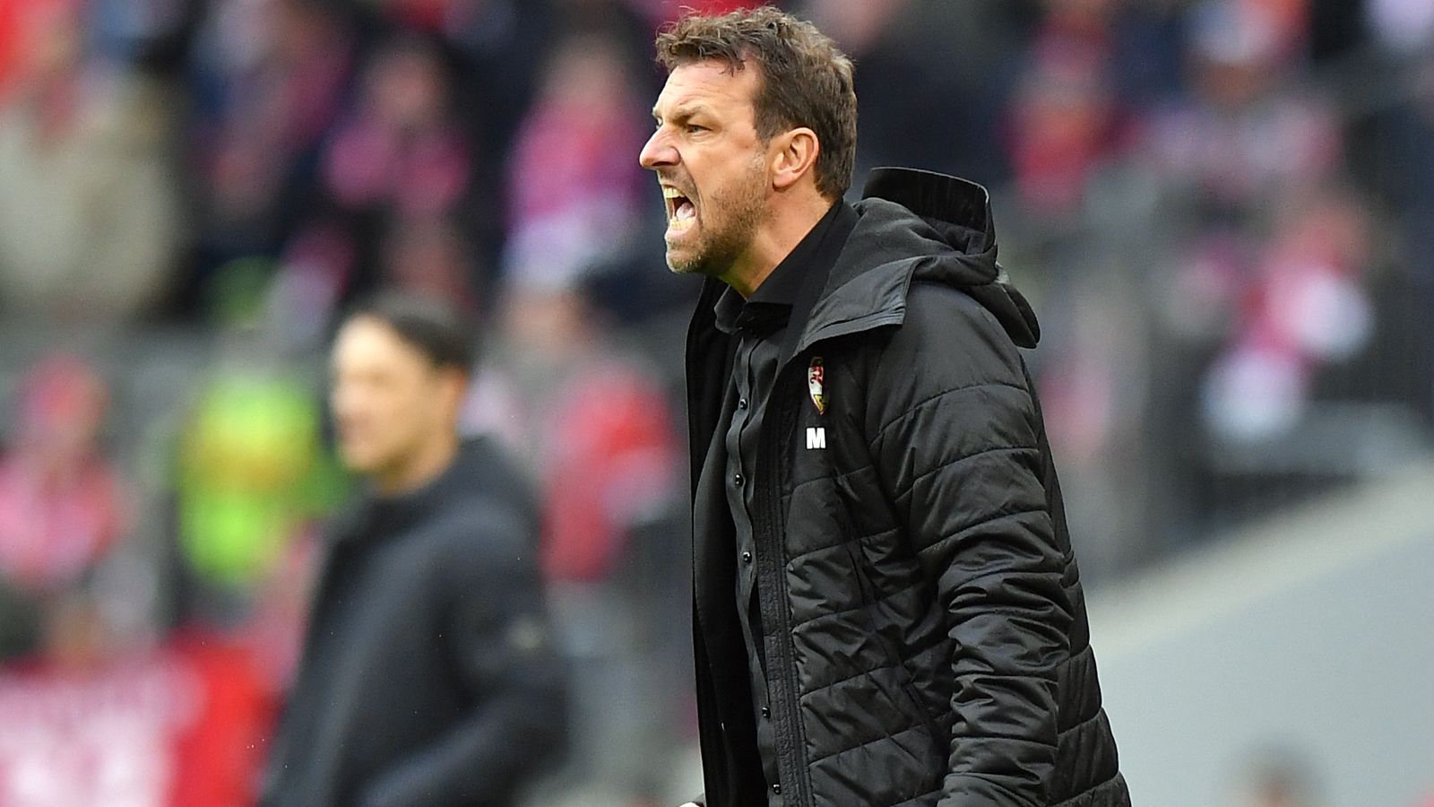 
                <strong>Markus Weinzierl (VfB Stuttgart)</strong><br>
                Mit großen Plänen startete der VfB Stuttgart in die Saison 2018/19. Durch die Daimler-Millionen sollten die Schwaben mittelfristig sogar zu den Topklubs aufschließen, doch die Realität sah bzw. sieht ganz anders aus. Nachdem Tayfun Korkut 2018 noch den Klassenerhalt schaffte, musste er im Oktober 2018 gehen und Markus Weinzierl übernahm. Das Engagement des früheren Schalke- und Augsburg-Trainers beim VfB wurde zum Flop. Gleich die ersten drei Spieler unter Weinzierls Leitung verloren die Stuttgarter jeweils ohne eigenen Treffer. Im Anschluss wurde es nicht besser und so zogen die Schwaben schon im April 2019 die Reißleine. Nach nur vier Siegen bei 24 Spielen und 57 Gegentoren musste Weinzierl schon wieder gehen. Für die Stuttgarter wurde es im Anschluss jedoch nicht ruhiger, schließlich stieg der Meister von 2007 in der Relegation gegen Union Berlin ab. Weinzierl ist seit dem VfB-Aus durchgehend vereinslos. 
              