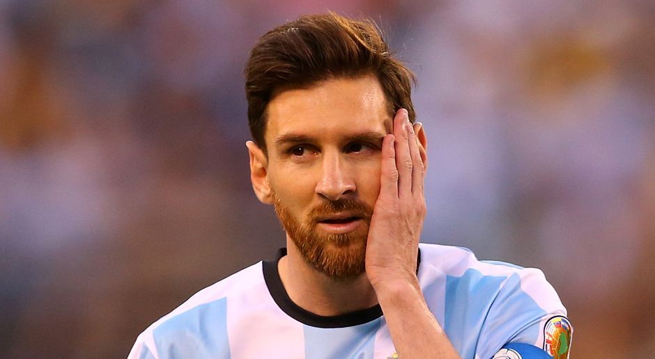 
                <strong>Lionel Messi</strong><br>
                Lionel Messi: Die bittere Niederlage im Finale der Copa America brachte den mehrfachen Weltfußballer dazu, seinen Rücktritt aus dem argentinischen Nationalteam zu erklären. Die Enttäuschung saß tief, Messi hat schließlich im Fußball schon alles gewonnen - bis eben einen Titel für sein Land. Doch der Star-Torjäger nahm seine Entscheidung auf Bitten der Fans zurück und hat deshalb die WM 2018 als nächstes großes Ziel vor Augen. Wenn es dann wieder nicht klappt, könnte Messi aber endgültig "Adios" sagen.
              