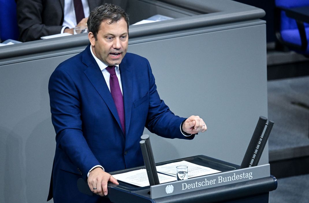 Im Bundestag hat die Haushaltswoche begonnen. Segnet das Parlament die Pläne von Finanzminister Klingbeil (Bild) ab?