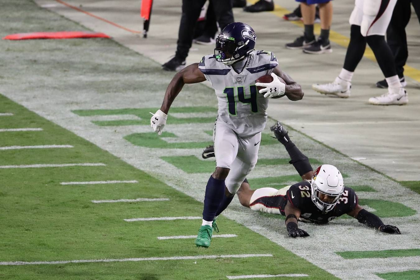 
                <strong>Gewinner: D.K. Metcalf</strong><br>
                Nachdem er im Spiel zuvor mit nur 23 Yards eine enttäuschende Leistung bot, schien der Wide Receiver der Seattle Seahawks gegen die 49ers zu explodieren. Ganze 15 Mal wurde der Passempfänger von Russell Wilson angeworfen, so oft wie noch nie zuvor in seiner Karriere. 161 Yards und zwei Touchdowns sprangen für den Youngster heraus, zudem schnappten sich die Seahawks den Sieg. Und das alles, nachdem Metcalf schon in der Woche zuvor gegen die Cardinals mit einem Monster-Run über fast das gesamte Spielfeld für Aufsehen gesorgt hatte.
              