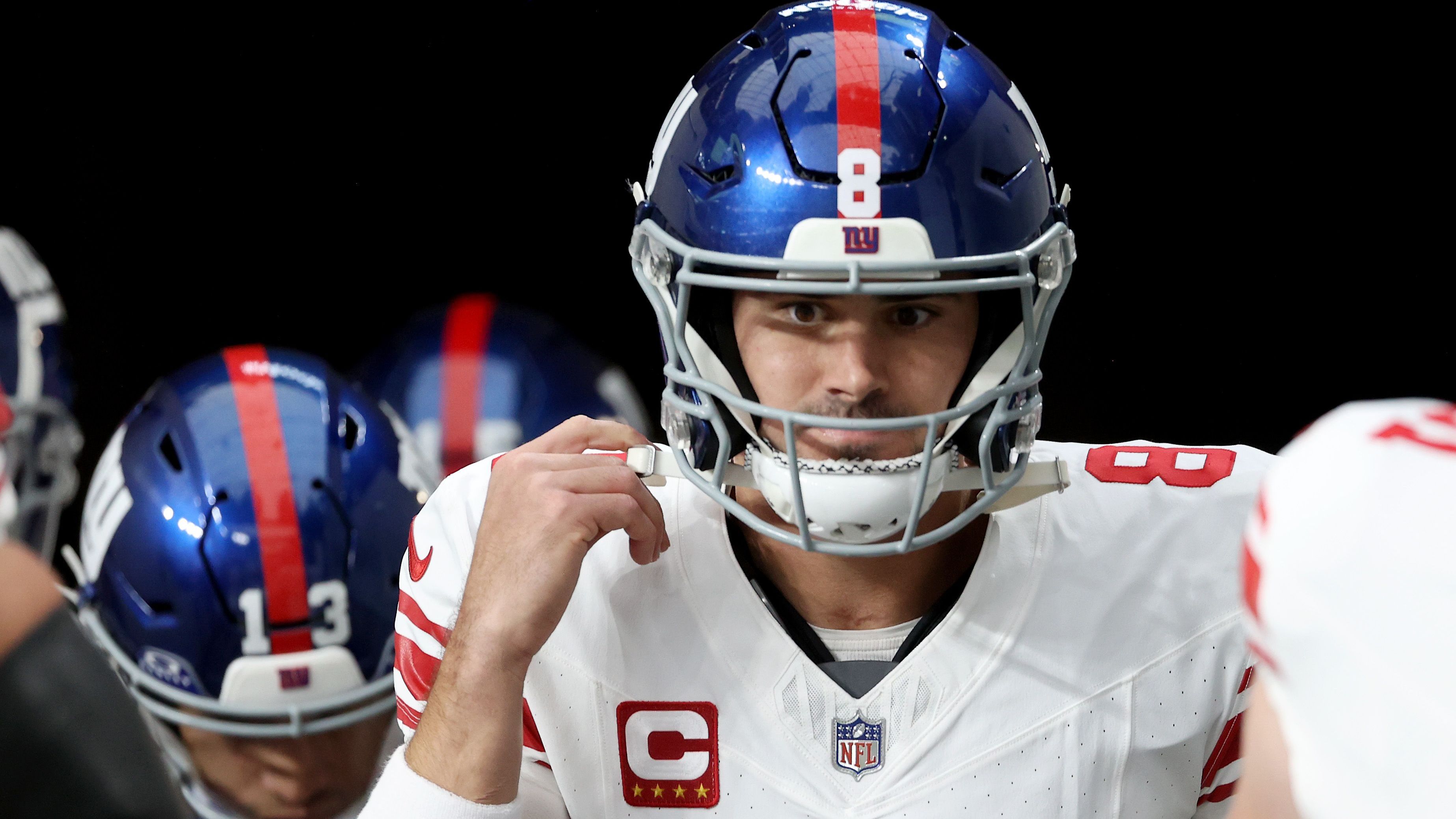 <strong>New York Giants - Daniel Jones</strong><br>Wird Free Agent: 2026*<br>Vertragslaufzeit: 4 Jahre<br>Vertragsvolumen: 160 Millionen<br>Garantierte Summe: 92 Millionen<br><br>*Es besteht die Möglichkeit, den Vertrag bereist 2025 zu beenden.