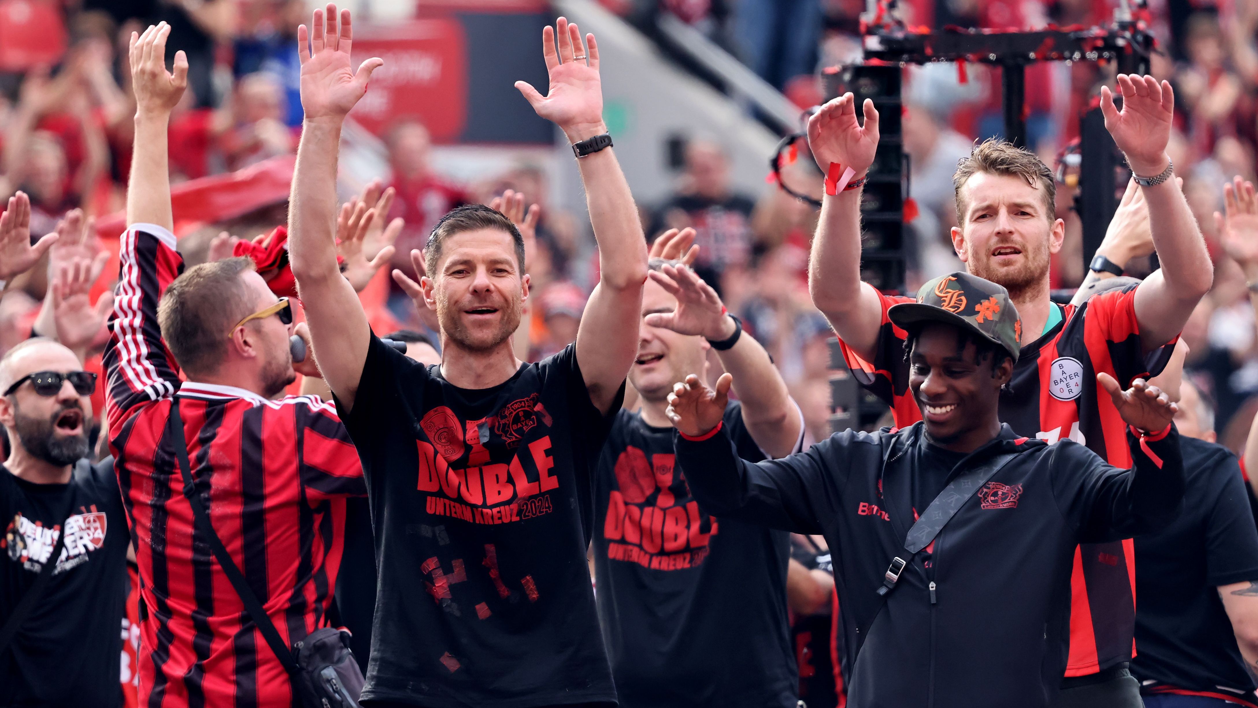 <strong>Bayer Leverkusen feiert Double-Gewinn</strong><br>Bayer 04 Leverkusen ist ohne Zweifel die Mannschaft der Saison. Die Werkself hat sich ungeschlagen die Meisterschaft gesichert und den DFB-Pokal gewonnen. Die bittere 0:3-Pleite im Europa-League-Finale gegen Atalanta Bergamo tat den Feierlichkeiten keinen Abbruch. Wir sehen uns die besten Impressionen der Double-Feier in Leverkusen an.&nbsp;