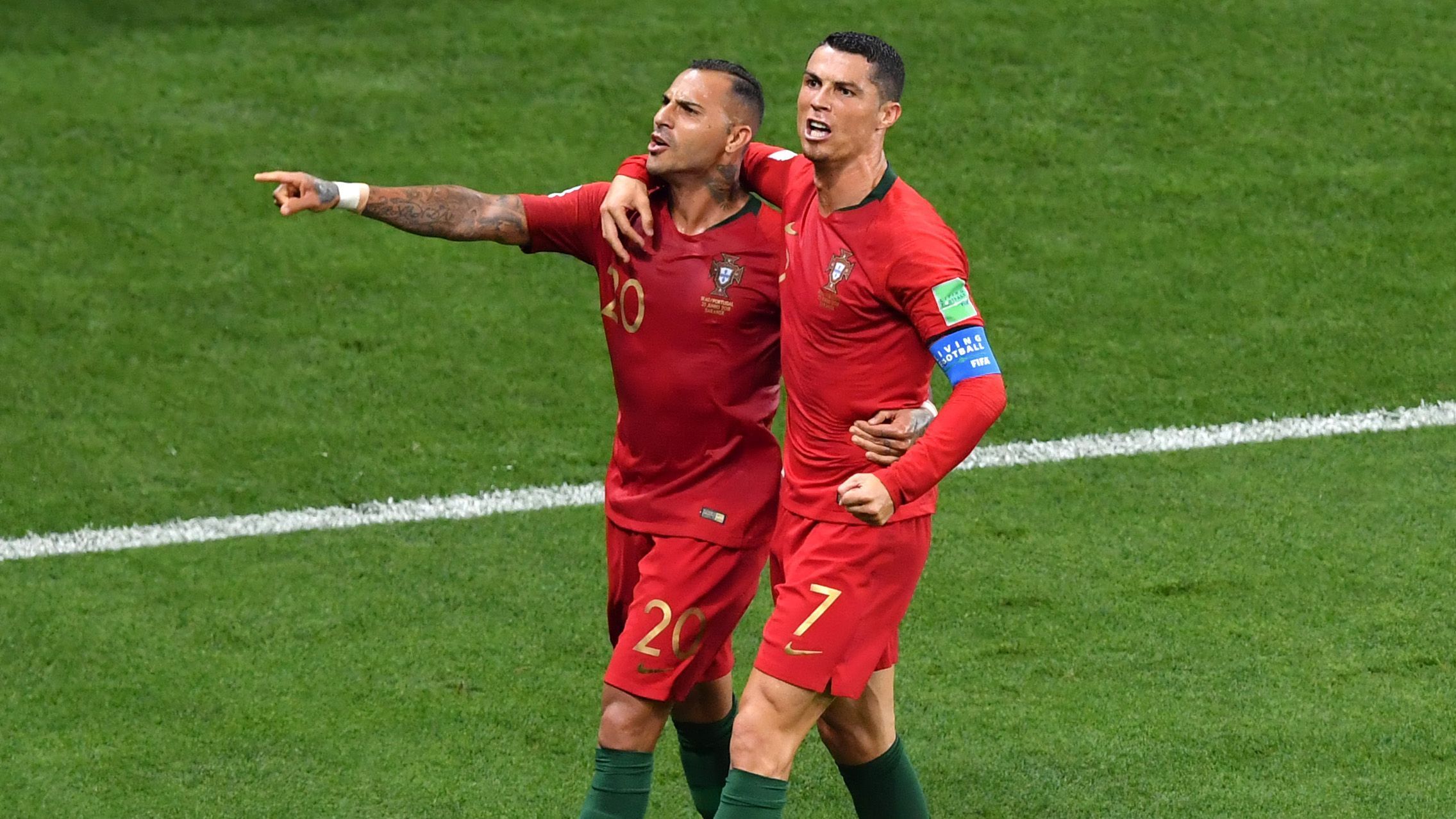 
                <strong>2. Gruppe B: Portugal</strong><br>
                Bei Portugal ist das große Zittern angesagt! Nach dem Führungstreffer von Quaresma wähnt sich der Europameister wohl schon auf der Siegerstraße, vor allem als Ronaldo am Elfmeterpunkt steht. Doch CR7 verschießt den Strafstoß, der Iran gleicht seinerseits per Elfmeter aus und hat in der Nachspielzeit die große Chance zur Führung - es wäre der erste Platz für die Asiaten und das Aus für Portugal gewesen! So aber sichern sich Ronaldo und Co. so eben noch Platz zwei und das Achtelfinale gegen Uruguay.
              