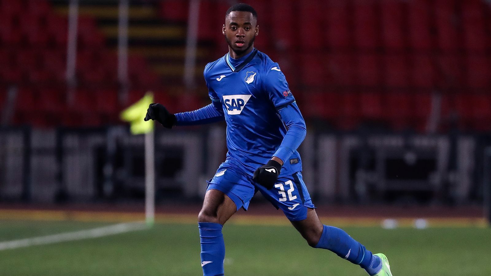 
                <strong>Melayro Bogarde (1899 Hoffenheim)</strong><br>
                Ähnlich wie Kays Ruiz-Atil bei PSG durfte auch Hoffenheims Melayro Bogarde in den zurückliegenden Monaten immer mal wieder bei den Profis sein Talent unter Beweis stellen. Der Neffe des früheren niederländischen Nationalspielers Winston Bogarde kam für die Kraichgauer bislang zwölfmal zum Einsatz und wurde zuvor seit der Verpflichtung im Sommer 2018 behutsam aufgebaut. Ob die TSG aber in den nächsten Jahren die Früchte dieser Aufbauarbeit selbst ernten kann? Genau das steht in der Schwebe, denn der Vertrag von Bogarde läuft am Saisonende aus. Obwohl es laut "Bild" schon im Sommer 2020 erste Gespräche über eine mögliche Vertragsverlängerung gegeben haben dürfte, kam es bislang zu keiner Einigung. Stattdessen sollen sich andere Bundesliga-Klubs wie Dortmund oder Leipzig mit dem Innenverteidiger beschäftigen. 
              