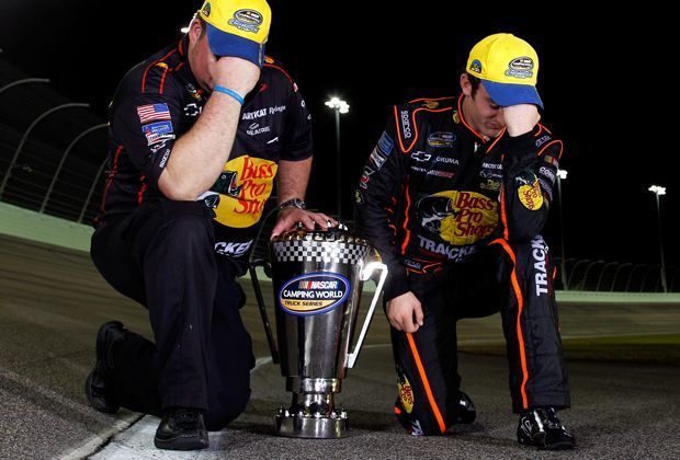 
                <strong>Danny Stockman Jr. and Austin Dillon (NASCAR)</strong><br>
                Der Konkurrent hat's vorgemacht, da muss man natürlich nachziehen. Teambesitzer Danny Stockman Junior im Parallel-Tebowing mit seinem Fahrer Austin Dillon.
              