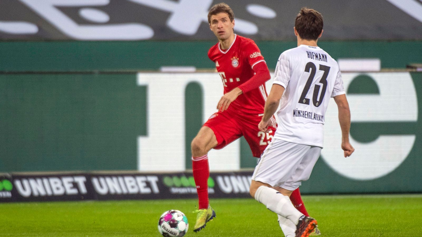 
                <strong>Thomas Müller</strong><br>
                Der große Lautsprecher des deutschen Rekordmeisters ist immer und überall zu finden. Treibt das Spiel durch seine Laufbereitschaft und Variabilität im Angriff an, kommt selbst allerdings kaum in aussichtsreiche Torsituationen. Kann in der zweiten Hälfte - abgesehen von einem abgefälschten Schuss kurz vor Ende - keine Akzente setzen. ran-Note: 3
              