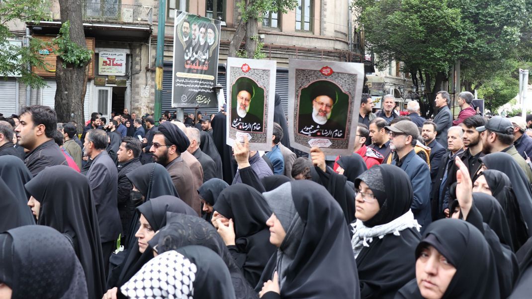 Die Trauerfeier im Iran hat begonnen.