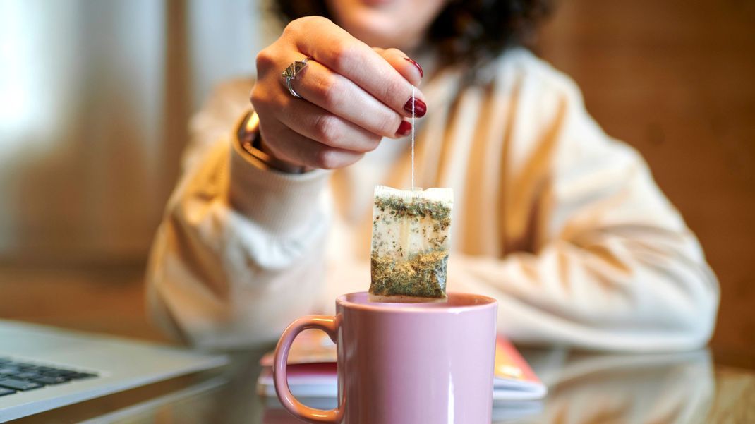 Kräutertee: ein Hausmittel, das bei verschiedensten Erkrankungen hilft.