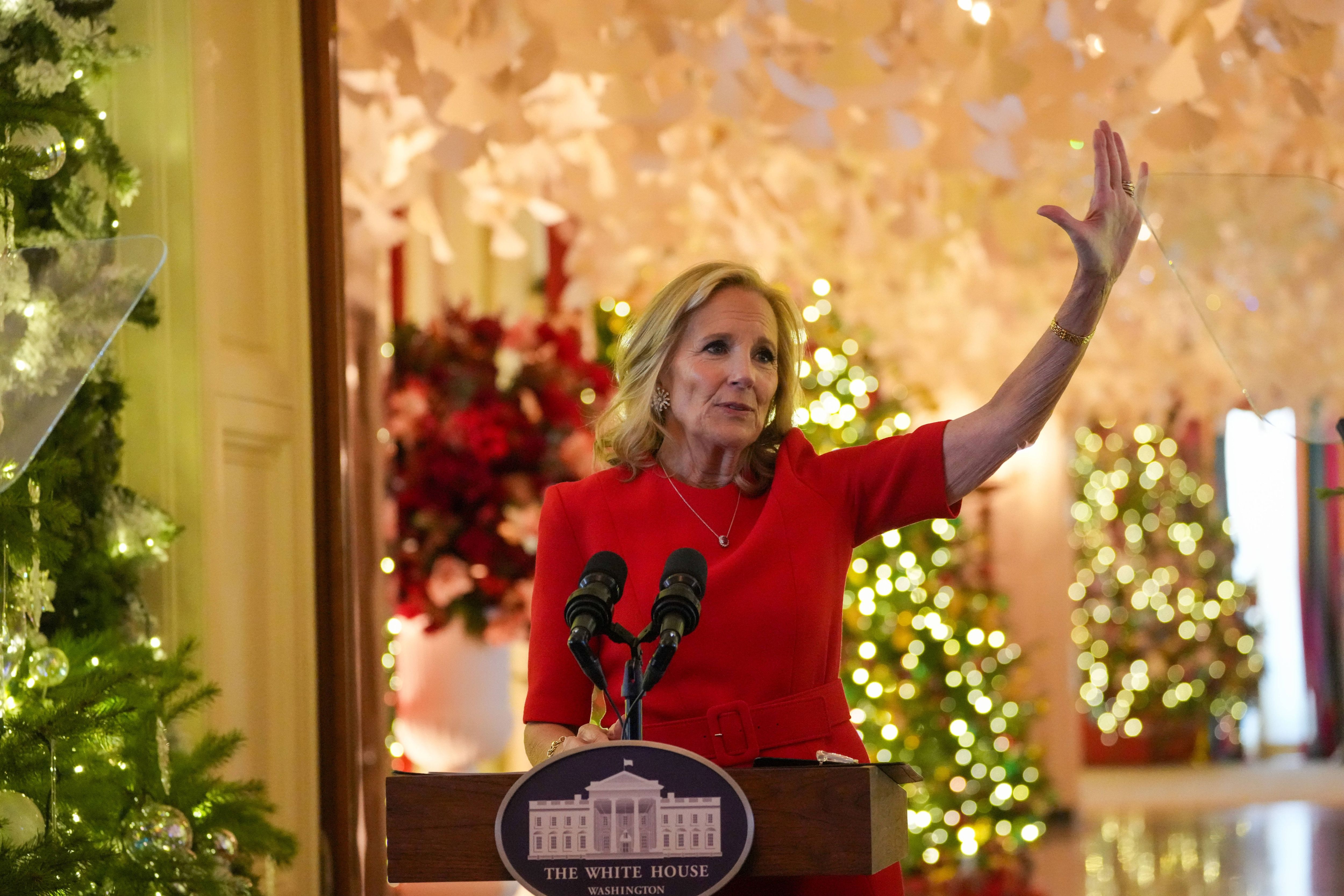 Ein letztes Mal vor der Amtsübergabe an den nächsten Präsidenten Donald Trump präsentiert die First Lady Dr. Jill Biden die Weihnachtsdeko im Weißen Haus 2024.