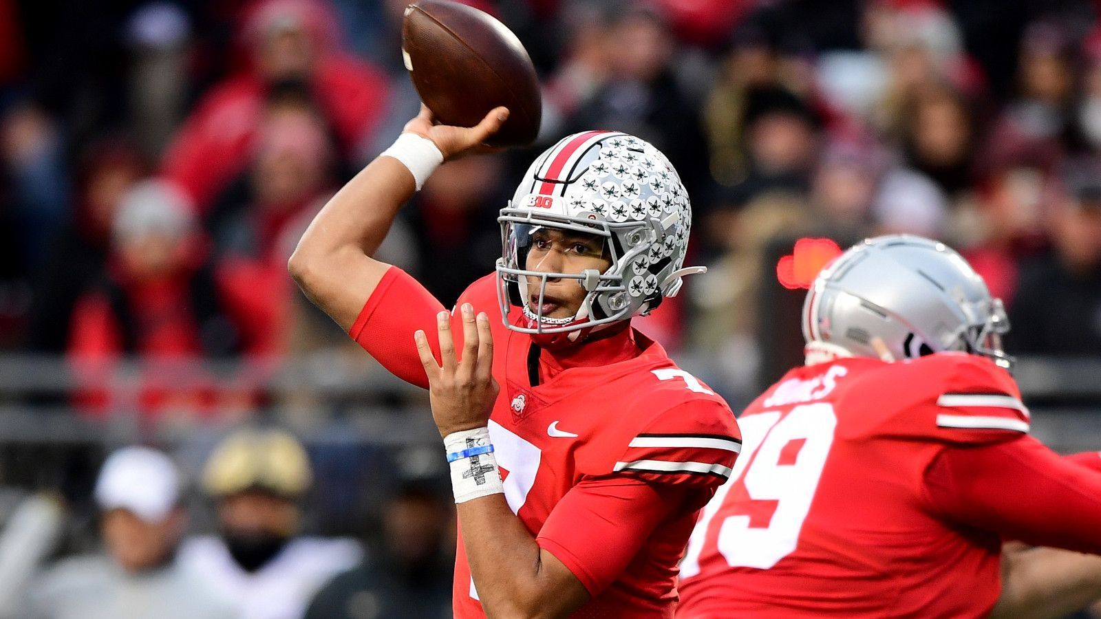 
                <strong>C.J. Stroud (Quarterback, Ohio State)</strong><br>
                Er ist der jüngste der vier Finalisten, aber der Quarterback mit dem landesweit besten Passer-Rating in dieser Saison - 182,2! Mit 3.862 Passing Yards und 38 Touchdowns führte er die Big Ten Conference an. Mit Ohio State verpasste er das Championship Game der Conference nur knapp, tritt aber im Januar beim legendären Rose Bowl gegen Utah an. Das Spiel in Pasadena könnte Stroud einen weiteren Aufmerksamkeitsschub geben.
              