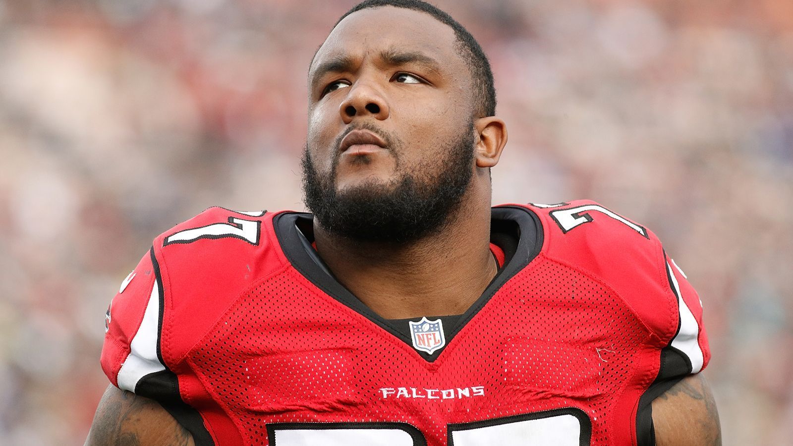 
                <strong>Ra'Shede Hageman (Atlanta Falcons)</strong><br>
                Defensive End Ra'Shede Hageman wird die ersten beiden Spiele der kommenden Saison bei den Atlanta Falcons verpassen. Die NFL sperrte den D-Liner wegen Trunkenheit am Steuer. Für Hageman ist es bereits die zweite Station bei den Falcons. Der Defensive Tackle wurde 2014 von den Falcons in der zweiten Runde gedraftet und absolvierte insgesamt 44 Spiele für Atlanta. Bereits 2016 kam er mit dem Gesetz in Konflikt und wurde wegen häuslicher Gewalt bereits für sechs Spiele gesperrt. Genannte Verfehlungen und schwache Leistungen sorgten dafür, dass der 28-Jährige in den vergangenen beiden Spielzeiten nicht zum Einsatz kam. Die Falcons geben ihm nun eine zweite Chance und statteten Hageman mit einem Einjahresvertrag aus.
              