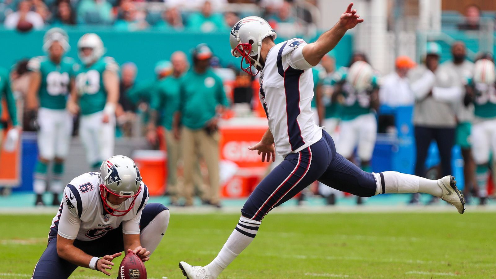 
                <strong>Stephen Gostkowski (New England Patriots)</strong><br>
                Gostkowski ist der Routinier unter den vier Championship-Games-Kickern. Der fast 35-Jährige gewann mit den New England Patriots zwei Mal den Super Bowl und stand vier Mal im Pro Bowl. Im Jahre 2006 wurde er bereits in der vierten Runde von den Patriots gedraftet – ungewöhnlich früh für einen Spieler seiner Position. In der vergangenen Saison stellt er mit einem Field Goal über 62 Yards einen Franchise-Rekord auf.
              