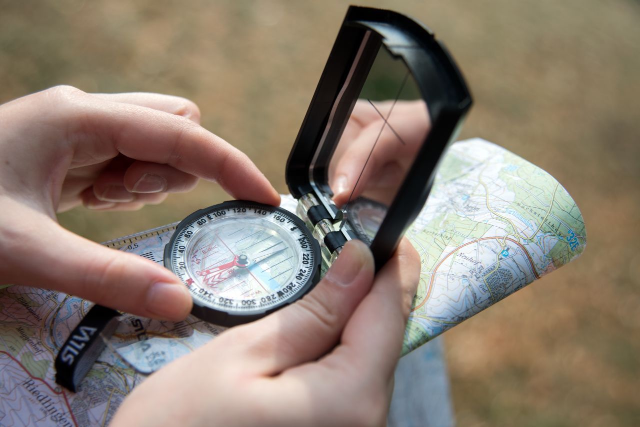 Zur Orientierung solltest du nicht nur einen Kompass, sondern auch eine Karte im Rucksack haben.