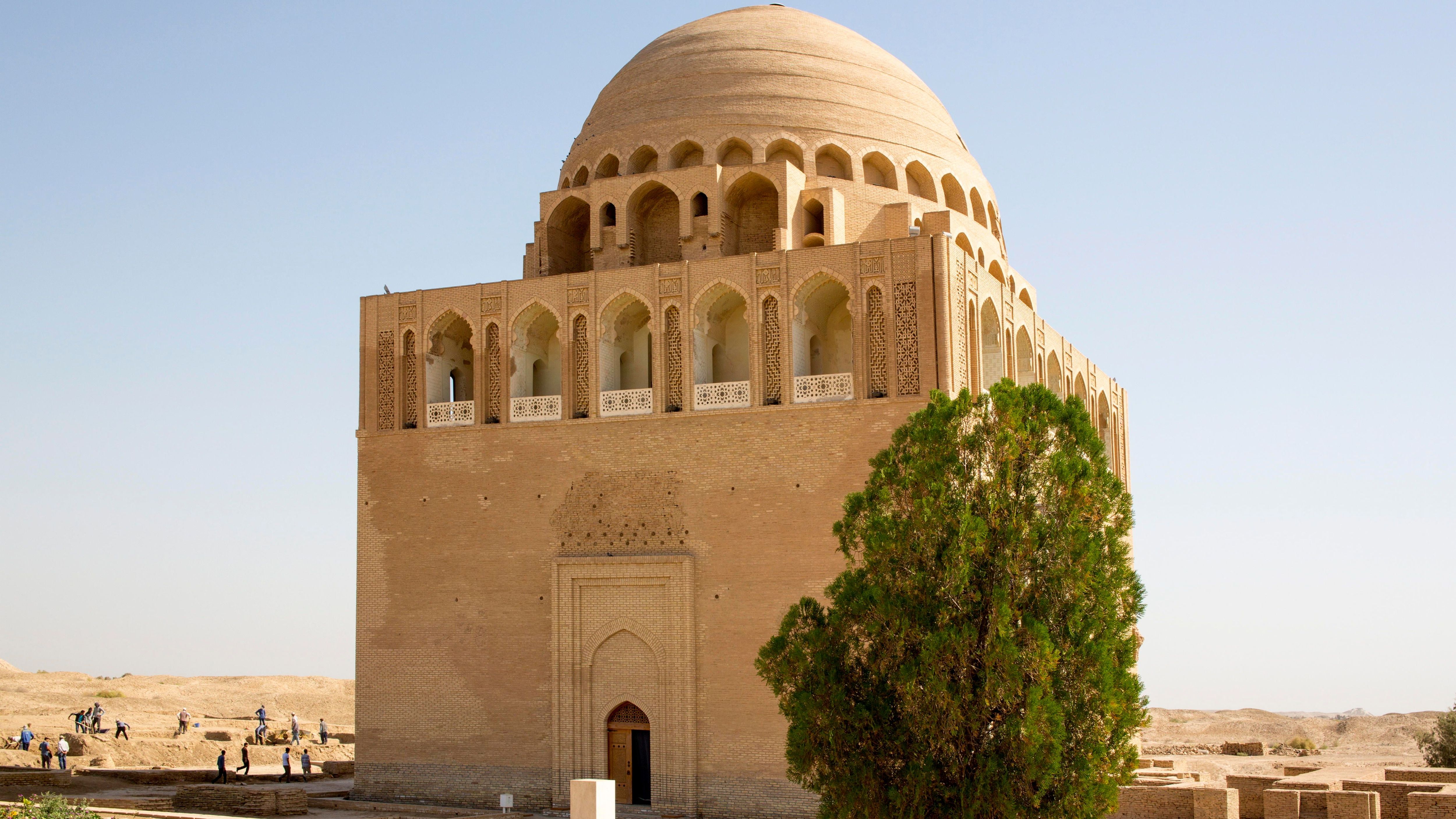 Trip ins Altertum: Merw war einst eine Oasen-Stadt im Südosten des heutigen Turkmenistans und eine bedeutende Station an der Seidenstraße. Die verbliebenen Ruinen erklärte die UNESCO zum Weltkulturerbe. Imposant ist das Mausoleum des Sultans Ahmad Sandschar, der 1157 verstarb. Vor dem Palast Kyst Kala, der vom 7. bis zum 11. Jahrhundert bewohnt wurde, trifft man nicht selten auf grasende Dromedare.