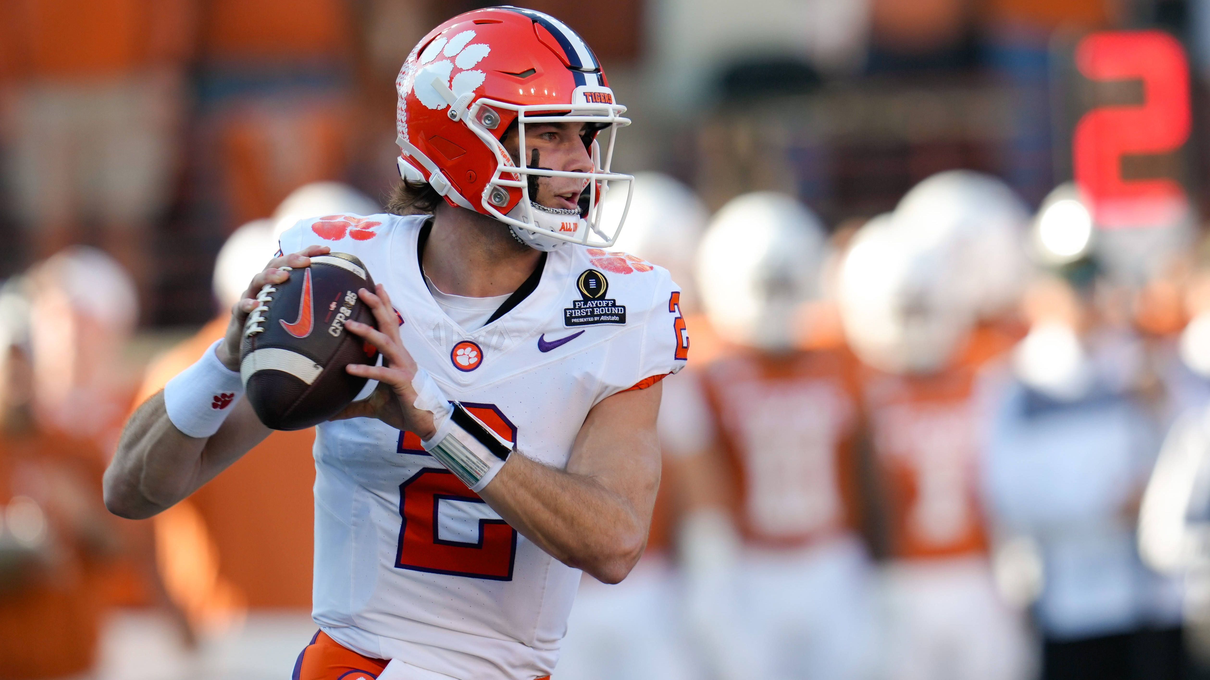 <strong>Cade Klubnik (Clemson)</strong><br>Klubnik hingegen kann beides: laufen und werfen. Der Clemson-Quarterback hat alle Würfe in seinem Repertoire und kann Defenses mit seinen Läufen in Angst und Schrecken versetzen. Außerdem machte er in der Saison 2024 einen riesigen Schritt nach vorne, nur Cam Ward und Shedeur Sanders warfen mehr Touchdowns als er. Kann er sich in der kommenden Spielzeit nochmal verbessern, dürften die NFL-Teams Schlange stehen.