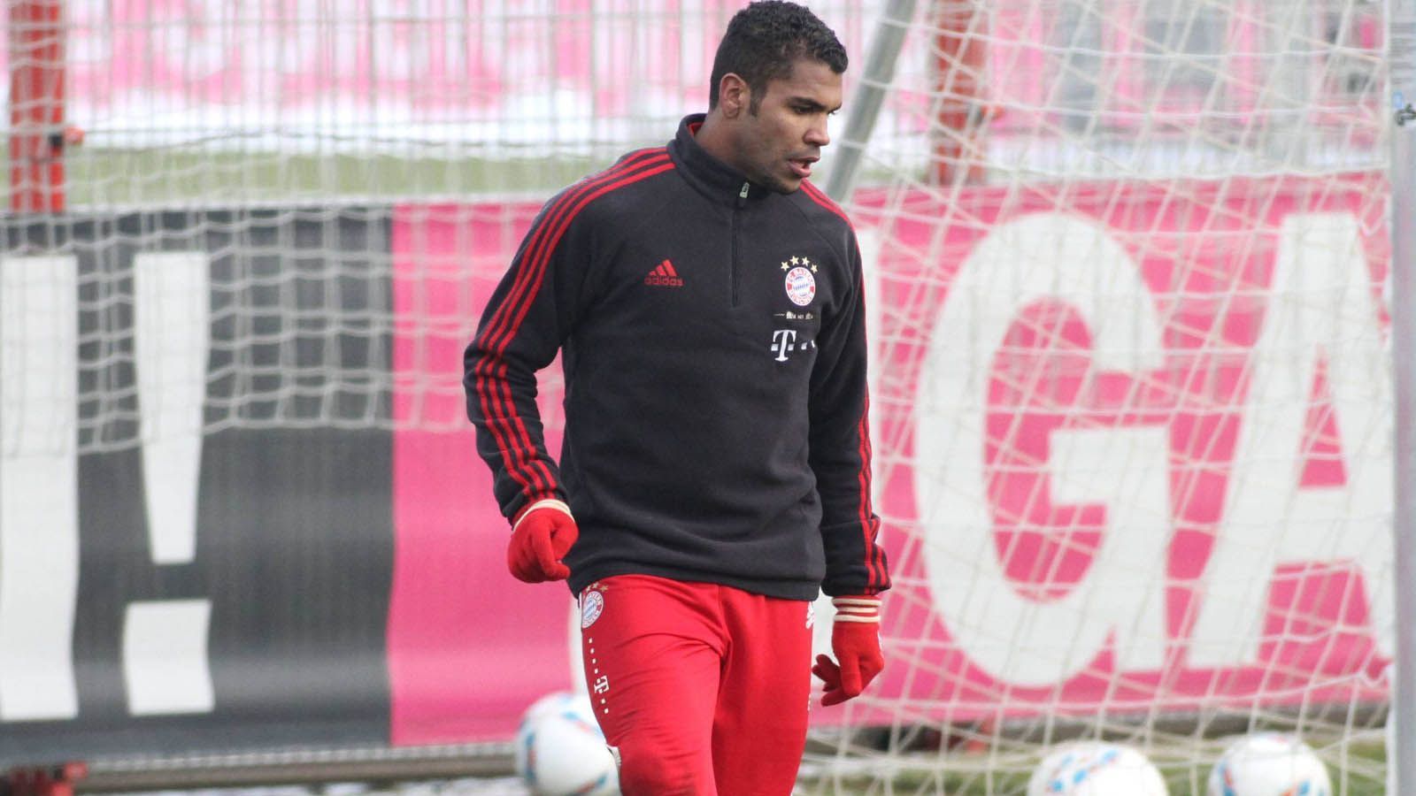 
                <strong>Breno</strong><br>
                Er war 2008 "eine Verpflichtung für die Zukunft" (Karl-Heinz Rummenigge), der Brasilianer galt als eines der größten Abwehrtalente der Welt, und immerhin zahlten die Bayern zwölf Millionen Euro. Doch Breno hatte mit Verletzungen und sportlichen Problemen zu kämpfen. Nachdem er von seiner dritten Knie-OP erfuhr, steckte er im September 2011 sein Haus in Brand. Dafür wurde er im Juli 2012 zu drei Jahren und neun Monaten Haft verurteit. Da war sein Vertrag bei den Bayern gerade ausgelaufen.
              