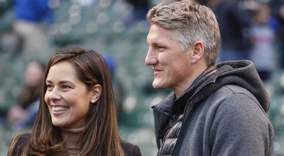 
                <strong>Schweini goes Baseball</strong><br>
                Bastian Schweinsteiger wurde beim MLB-Spiel der Chicago Cubs gegen die Philadelphia Phillies eine große Ehre zuteil. Der Mittelfeldmann von Chicago Fire warf den traditionellen First Pitch bei der Partie in Wrigley Field, dem legendären Stadion des Cubs. Bei diesem großen Ereignis durfte natürlich auch Schweinis Frau Ana Ivanovic nicht fehlen.
              