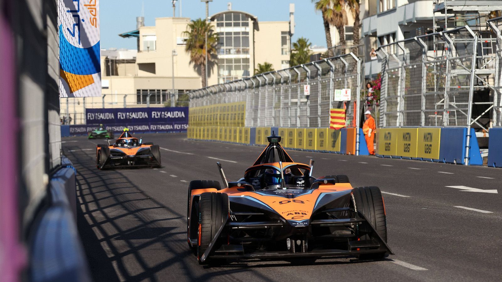 
                <strong>Rene Rast (McLaren)</strong><br>
                Der dreimalige DTM-Champion fuhr das beste Ergebnis aus deutscher Sicht ein.Wegen einer Rückversetzung um drei Plätze nach einer Kollision zuvor in Hyderabad musste Rast von Platz zehn starten. Doch Rast stellte mal wieder seine Qualitäten unter Beweis und kämpfte sich bis auf Platz vier nach vorne und verpasste das Podium somit nur knapp.
              