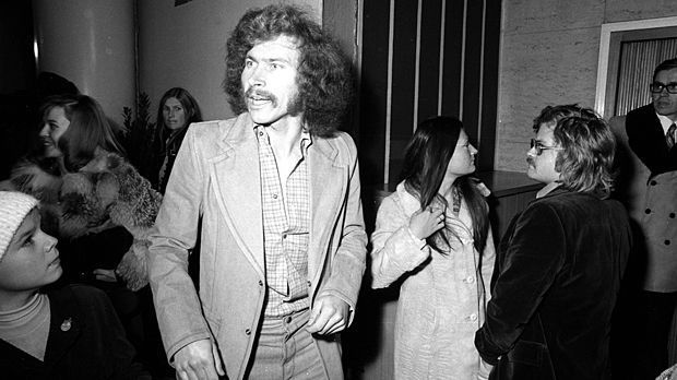 
                <strong>Paul Breitner</strong><br>
                Auch Paul Breitner als Beckenbauers Bayern-Kollege war in "Libero" zu sehen (hier bei der Premierenfeier). Offenbar fand Breitner Geschmack an der Schauspielerei, denn 1975 spielte er im Western "Potato Fritz" mit.
              