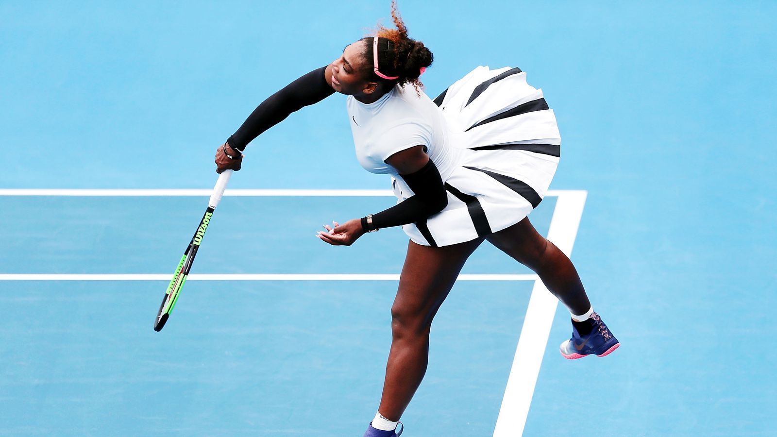 
                <strong>Serena Williams - Auckland 2017</strong><br>
                Schwarz-weiß war auch schon vorab beim Vorbereitungsturnier in Auckland 2017 bei Serena Williams angesagt. Damals allerdings noch in einer deutlich weniger dramatischen Version. 
              