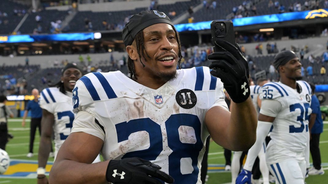 NFL, American Football Herren, USA Indianapolis Colts at Los Angeles Chargers Oct 19, 2025 Inglewood, California, USA Indianapolis Colts running back Jonathan Taylor 28 celebrates after the game against the Los Angeles Chargers at SoFi Stadium. Inglewood SoFi Stadium California USA, EDITORIAL USE ONLY PUBLICATIONxINxGERxSUIxAUTxONLY Copyright: xJaynexKamin-Onceax 20251019_jko_aj4_084