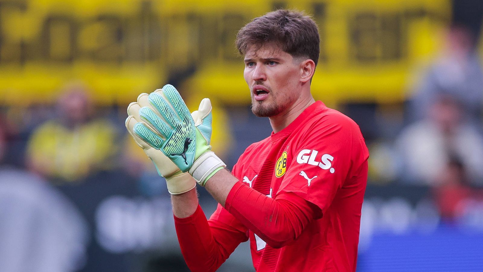 
                <strong>Tor: Gregor Kobel (Borussia Dortmund)</strong><br>
                In Abwesenheit des lange verletzten Manuel Neuer und angesichts der nicht immer ansprechenden Leistungen von Yann Sommer nach seinem Winterwechsel an die Isar ist Kobel fast schon die logische Wahl. Auch er fiel ein ums andere Mal verletzt aus und das merkte man gleich der BVB-Mannschaft an. Kobel hat in der Saison einen großen Schritt nach vorne gemacht, glänzte phasenweise mit starken Paraden als Matchwinner und Leader. Eine verdiente Nominierung.
              