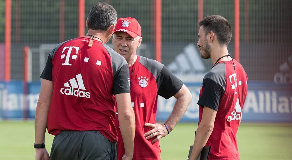 
                <strong>Rücksprache</strong><br>
                Am Ende besprach sich der neue Bayern-Coach mit seinen Co-Trainern und genoss anschließend das Bad in der Menge. Ancelotti ließ sich mit zahlreichen Fans ablichten, unterschrieb Autogramme und bedankte sich für die Aufmerksamkeit.
              