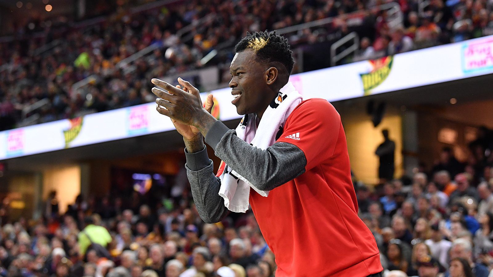 
                <strong>Atlanta Hawks</strong><br>
                Im Mai hatte Dennis Schröder recht offen über seinen Wechselwunsch gesprochen und angekündigt: "In meiner Prime - 25, 26, 27, 28, 29 - möchte ich oben mitspielen. Ich kann nicht Letzter in der Eastern Conference sein. Deshalb werde ich mit den Verantwortlichen der Atlanta Hawks sprechen." Aussagen mit denen er sich bei der Chefetage der Franchise nicht sonderlich beliebt gemacht hat. Atlanta befindet sich im Rebuild und ist laut Jeremy Woo von "Sports Illustrated" deshalb nicht abgeneigt, den deutschen Point Guard im NBA Draft 2018 in der Nacht zum Freitag für ein passendes Angebot ziehen zu lassen. Ein Problem könnte dabei aber Schröders teurer Dreijahres-Vertrag über 46 Millionen Dollar sein.
              