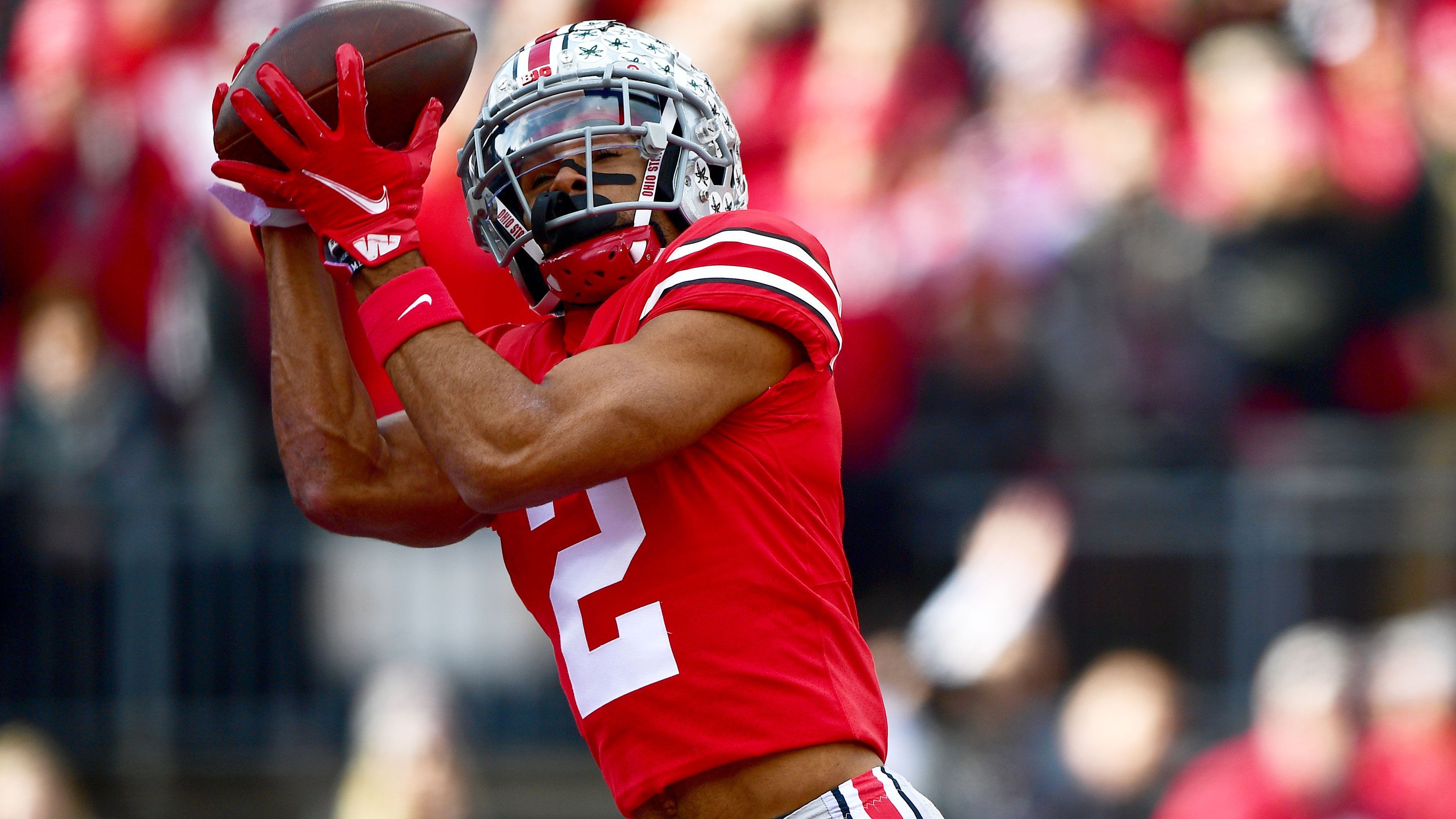 
                <strong>Chris Olave (Ohio State Buckeyes)</strong><br>
                Olave ist möglicherweise der beste Route Runner der Draft-Klasse. Er kommt weniger über seine Physis, sondern vielmehr über sein enormes Tempo und seine Effektivität - 13 seiner 65 Catches machte er in der Endzone. Auf dem College leistete er sich nur wenige Aussetzer und rief konstant seine Leistung ab. Auch in der Deckung behält er den Überblick und ist fast immer in der Lage, sich von seinem Gegenspieler zu lösen. Zudem erlaubt ihm seine gute Balance schnelle Richtungswechsel und Haken auf engstem Raum. Auch er dürfte in der ersten Runde gepickt werden.
              