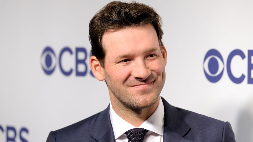 
                <strong>Gewinner: Tony Romo </strong><br>
                Für "CBS"-Analyst und Ex-Dallas-Cowboys-Quarterback Tony Romo waren die letzten beiden Wochen nicht leicht. Nicht nur verpasste er Woche 17 aufgrund von Covid-19-Bestimmungen der NFL, nun konnte er bei seinem Einsatz für "CBS" beim Spiel zwischen den New Orleans Saints und den Chicago Bears konnte er nicht neben seinem Kollegen und Partner Jim Nantz im Stadion sitzen. Dennoch lieferte Romo nicht nur wie gewohnt eine souveräne Leistung am Mikro ab, er wurde von Nantz mit der Nachricht überrascht, dass er in die College Football Hall of Fame aufgenommen wird. Romo spielte von 1999 bis 2003 bei den Eastern Illinois Panthers.
              