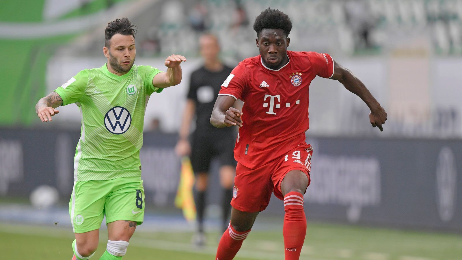 
                <strong>Bayern-Star Alphonso Davies nennt die fünf besten Außenverteidiger der Welt</strong><br>
                Mit 19 Jahren ist Alphonso Davies bereits einer der besten Spieler beim FC Bayern München. Mit seiner Schnelligkeit trieb er seine Gegenspieler auf der linken Abwehrseite der Münchner immer wieder in den Wahnsinn. Zudem belebte der Außenverteidiger mit seinen regelmäßigen Vorstößen das Offensivspiel des deutschen Rekordmeisters. In einem Interview mit "90min" wurde der Bundesliga-Rookie des Jahres nun gebeten, eine Liste der aktuell fünf besten Spieler auf seiner Position zusammenzustellen. Ob sich der selbstbewusste 19-Jährige selbst zur Elite unter den Außenverteidigern zählt? ran.de stellt Euch Davies' Liste vor. 
              