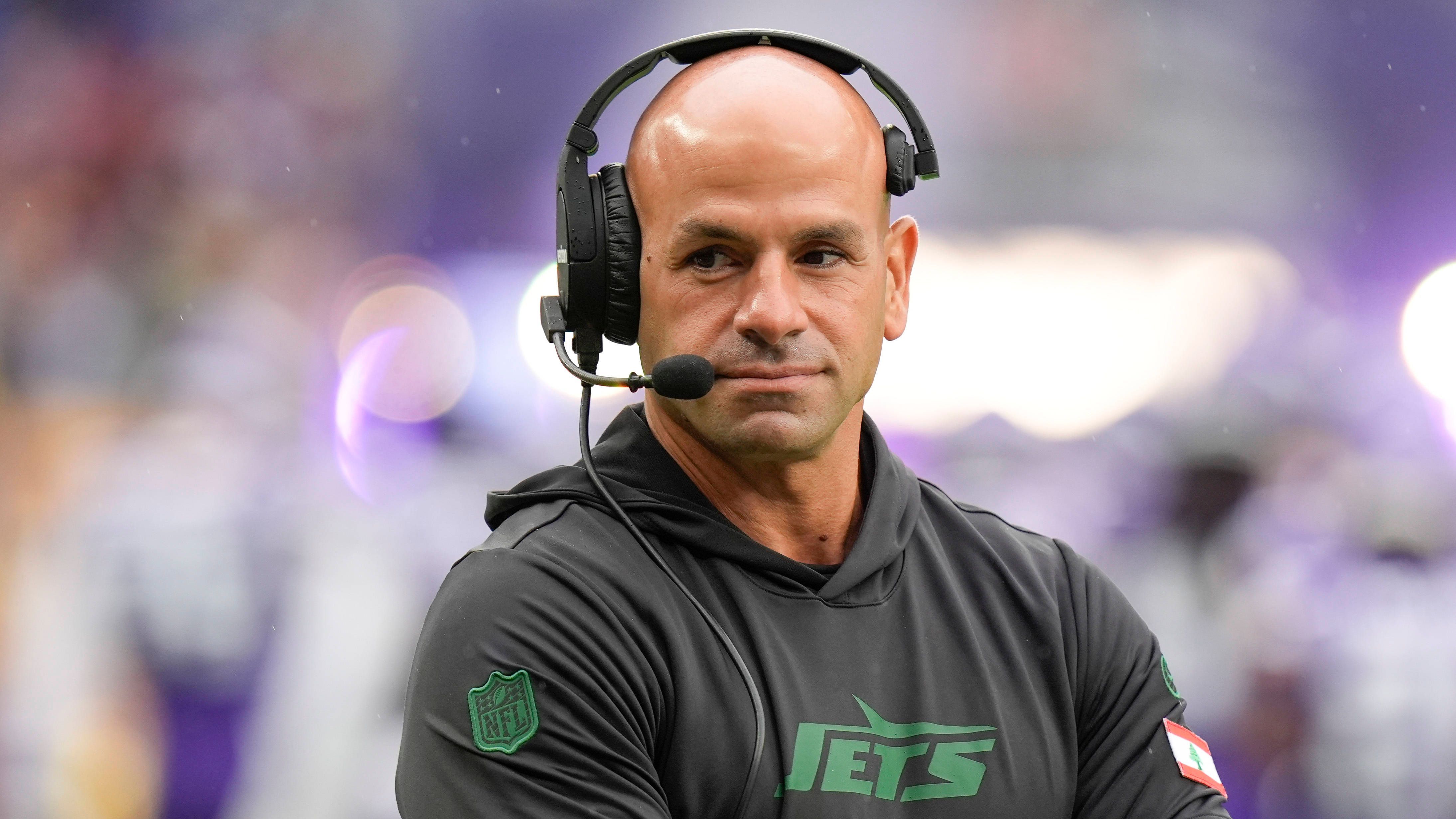 <strong>Robert Saleh</strong><br>Die Cowboys haben Interesse an Robert Saleh. Wie NFL-Insider Ian Rapoport berichtet, soll sich Dallas deshalb bald mit dem Ex-Trainer der New York Jets unterhalten. Es wäre das erste offizielle Interview der Cowboys nach der Trennung von Mike McCarthy.